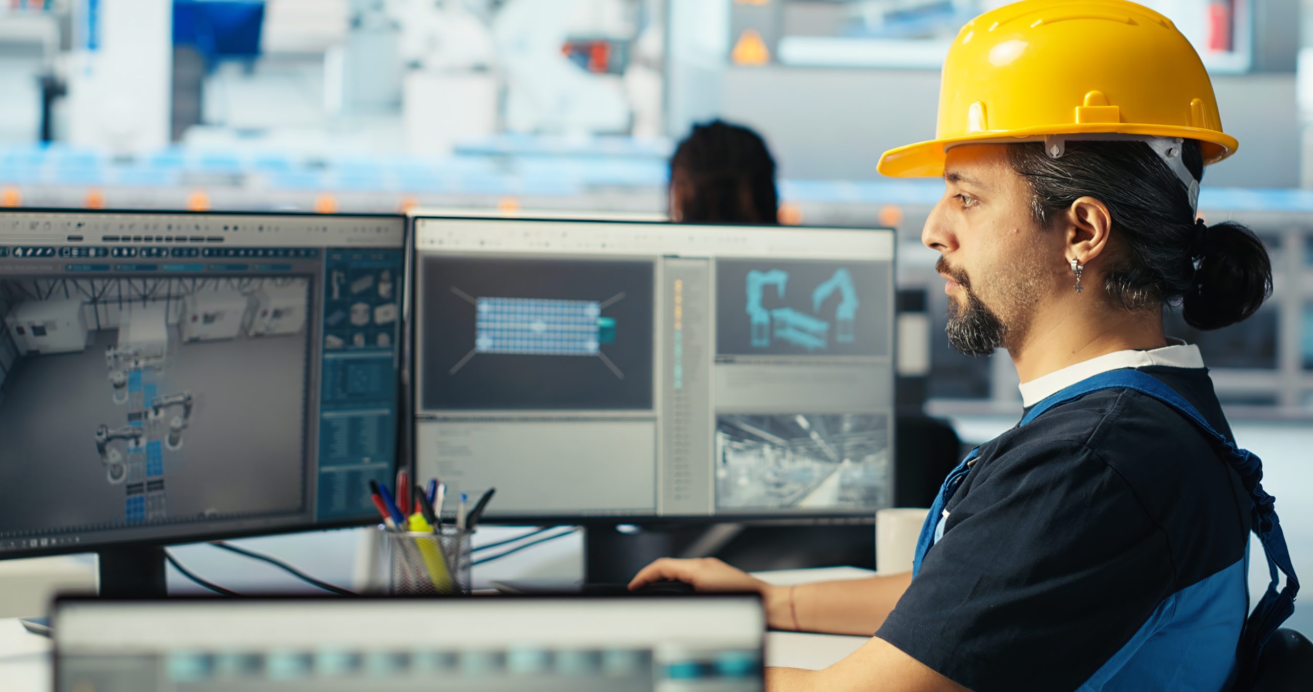 ingeniero de fabrica fotovoltaica que planifica el trabajo en el piso de la instalacion con software cad scaled